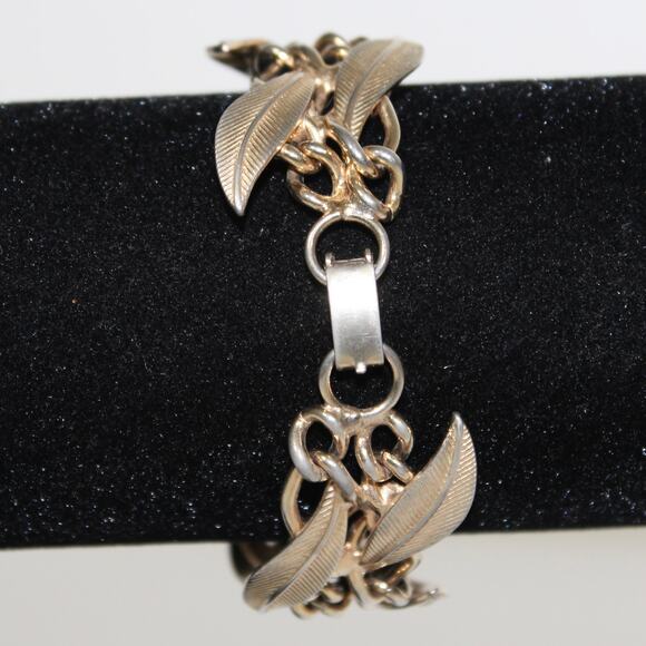 Vintage Gold-tone Leaf Detail Bracelet - Picture 2 of 2